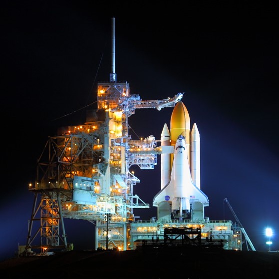 picture of the space shuttle discovery sitting on the launch pad in cape canaveral